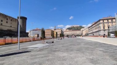 Napoli, Campania, İtalya - 7 Nisan 2022: Yeniden yapılanma çalışmaları sonrasında Piazza Municipio