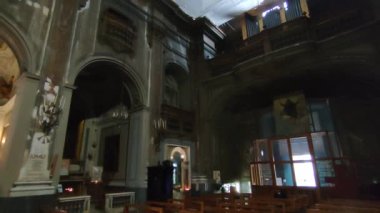 Napoli, Campania, İtalya - 15 Nisan 2022: 17. yüzyıl Santa Brigida Kilisesi 'nin iç mekanı