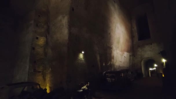 意大利那不勒斯 坎帕尼亚 2022年4月15日 废弃的老式汽车和摩托车废料被弃置在连接皮佐德尔普莱比西托广场和维托利亚广场的皮佐法尔科内山下的地下隧道里 — 图库视频影像