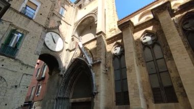 Napoli, Campania, İtalya - 26 Nisan 2022: 13. Yüzyıl Sant 'Eligio Maggiore Kilisesi