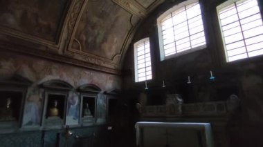 Napoli, Campania, İtalya - 26 Nisan 2022: Forcella 'da Santissima Annunziata Maggiore' un 18. yüzyıl Bazilikasının iç görünümü