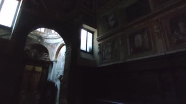 Napoli, Campania, İtalya - 26 Nisan 2022: Forcella 'da Santissima Annunziata Maggiore' un 18. yüzyıl Bazilikasının iç görünümü