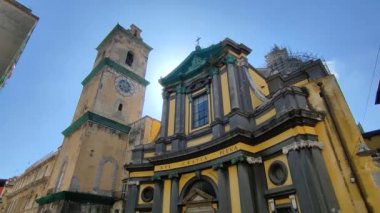 Napoli, Campania, İtalya - 26 Nisan 2022: Forcella 'da Santissima Annunziata Maggiore' un 18. yüzyıl Bazilikası