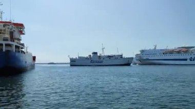Napoli, Campania, İtalya - 26 Nisan 2022: Calata Porta di Massa iskelesine yanaşan feribotun hızlandırılmış filmi