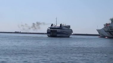Napoli, Campania, İtalya - 26 Nisan 2022: Calata Porta di Massa iskelesine feribot yanaşması