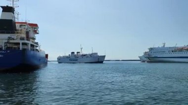 Napoli, Campania, İtalya - 26 Nisan 2022: Calata Porta di Massa iskelesine feribot yanaşması