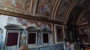 Napoli, Campania, İtalya - 26 Nisan 2022: Forcella 'da Santissima Annunziata Maggiore' un 18. yüzyıl Bazilikasının iç görünümü