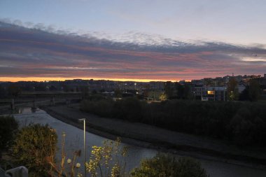 Benevento, Campania, İtalya - 8 Aralık 2021: Via Lungogalore Manfredi di di Svevia 'dan şafak vakti şehrin panoraması