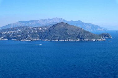 Capri, Campania, İtalya - 13 Mart 2022: Sorrentine Yarımadası Panoraması Villa Jovis arkeolojik alanından