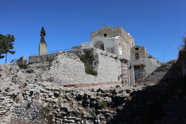 Capri, Campania, İtalya - 13 Mart 2022: 17. yüzyıl Santa Maria del Soccorso kilisesi Villa Jovis 'in arkeolojik alanına bakıyor