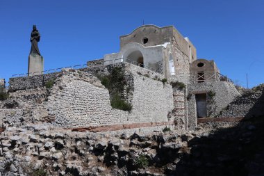 Capri, Campania, İtalya - 13 Mart 2022: 17. yüzyıl Santa Maria del Soccorso kilisesi Villa Jovis 'in arkeolojik alanına bakıyor