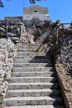 Capri, Campania, İtalya - 13 Mart 2022: İmparator Tiberius 'un Capri adasındaki villalarından biri olan Villa Jovis' in Roma harabeleri