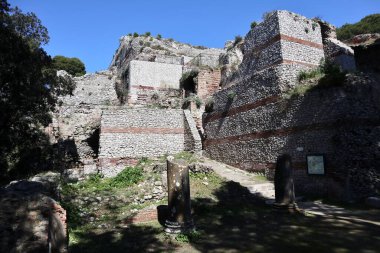 Capri, Campania, İtalya - 13 Mart 2022: İmparator Tiberius 'un Capri adasındaki villalarından biri olan Villa Jovis' in Roma harabeleri