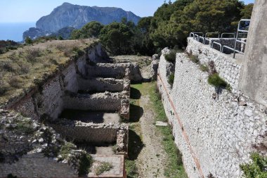 Capri, Campania, İtalya - 13 Mart 2022: Villa Jovis arkeolojik alanından adanın panoraması