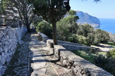 Capri, Campania, İtalya - 13 Mart 2022: Via Tiberio 'nun Villa Jovis arkeolojik alanını Capri köyüne bağlayan sokak bölümü