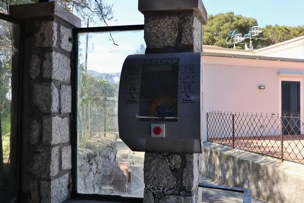 Capri Campania Italia Marzo 2022 Desfibrilador Situado Largo Del Tramo — Foto de Stock