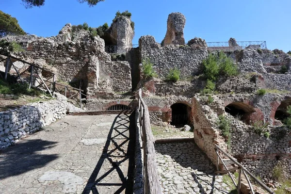 Capri, Campania, İtalya - 13 Mart 2022: İmparator Tiberius 'un Capri adasındaki villalarından biri olan Villa Jovis' in Roma harabeleri