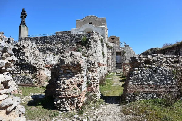 Capri, Campania, İtalya - 13 Mart 2022: 17. yüzyıl Santa Maria del Soccorso kilisesi Villa Jovis 'in arkeolojik alanına bakıyor