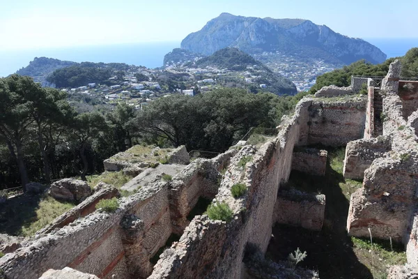 Capri, Campania, İtalya - 13 Mart 2022: Villa Jovis arkeolojik alanından adanın panoraması