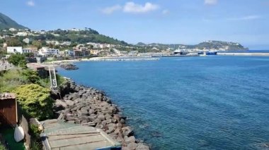 Casamicciola, Campania, İtalya - 14 Mayıs 2022: Lungomare Girardi limanının genel görünümü