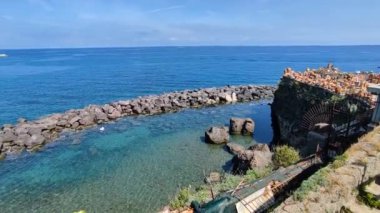 Casamicciola, Campania, İtalya - 14 Mayıs 2022: Lungomare Girardi limanının genel görünümü