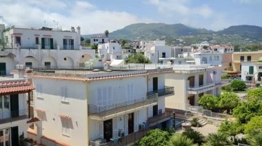 Ischia, Campania, İtalya - 12 Mayıs 2022 Via Sogliuzzo 'daki Noris Oteli' nin terasından genel bakış