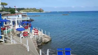 Ischia, Campania, İtalya - 14 Mayıs 2022: Lungomare Colombo 'daki banyo tesislerine genel bakış