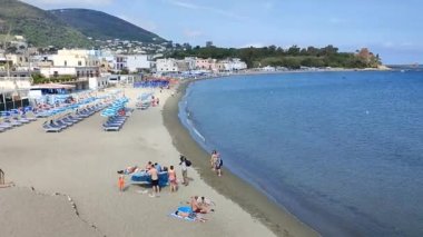 Ischia, Campania, İtalya - 14 Mayıs 2022: Lungomare Colombo 'dan San Pietro Sahili