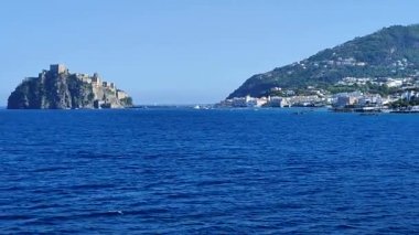 Ischia, Campania, İtalya - 15 Mayıs 2022: Napoli 'ye giden feribottan Ischia adasına genel bakış