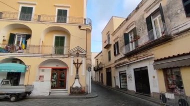 Ischia, Campania, İtalya - 13 Mayıs 2022: Şafak vakti Mazzella üzerinden Ischia Ponte köyüne genel bakış