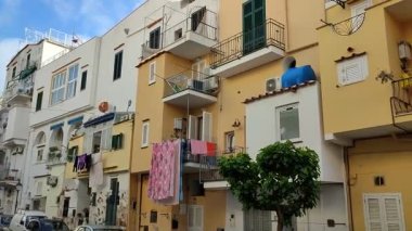 Ischia, Campania, İtalya - 13 Mayıs 2022: Via San Giovan Giuseppe della Croce 'daki evlerin cephelerine genel bakış