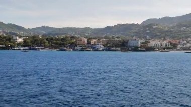Ischia, Campania, İtalya - 15 Mayıs 2022: Napoli 'ye giden feribottan Ischia adasına genel bakış