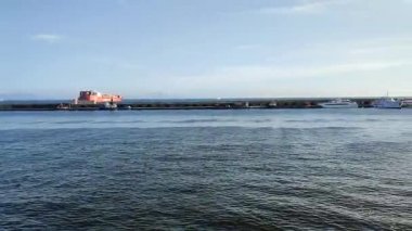 Napoli, Campania, İtalya - 15 Mayıs 2022: Molo Calata di Massa 'ya varan feribottan limana genel bakış
