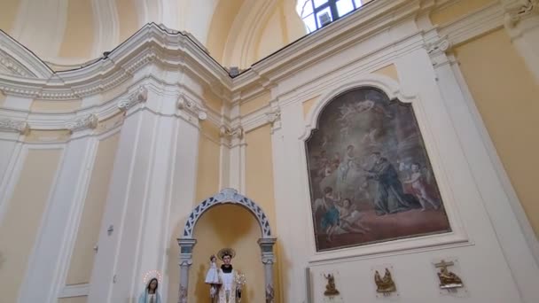 イタリアのカンパニア州イスキア2022年5月13日 ミラベッラ経由で18世紀のサンタントニオ教会の内部 — ストック動画