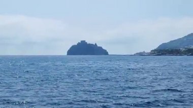 Ischia, Campania, İtalya - 12 Mayıs 2022: Hidrofolyodan görülen Ischia Adası