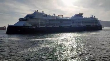 Napoli, Campania, İtalya - 15 Mayıs 2022: Limandaki yolcu gemisinin Ötesinde Ünlüler