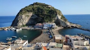 Serrara Fontana, Campania, İtalya - 13 Mayıs 2022: Via Sant 'Angelo' dan Sant 'Angelo köyüne bakış