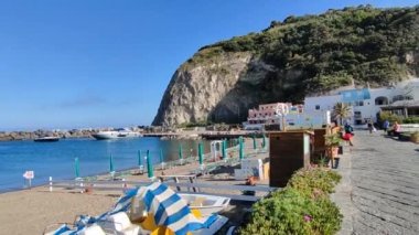 Serrara Fontana, Campania, İtalya - 13 Mayıs 2022: Sant 'Angelo köyünün sahil manzarası