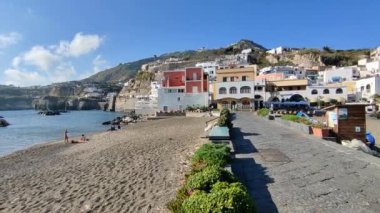 Serrara Fontana, Campania, İtalya - 13 Mayıs 2022: Sant 'Angelo köyünün sahil manzarası