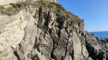 Serrara Fontana, Campania, İtalya - 13 Mayıs 2022: Punta Sant 'Angelo köyünün genel görünümü