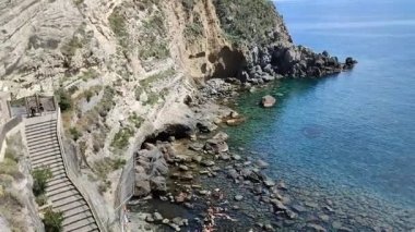 Serrara Fontana, Campania, İtalya - 13 Mayıs 2022: Sorgeto Körfezi 'nin erişim merdivenlerinden genel bakış