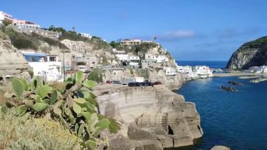 Serrara Fontana, Campania, İtalya - 13 Mayıs 2022: Taşra erişim yolundan Sant 'Angelo Körfezi' ne bakış