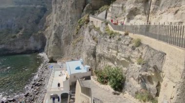 Serrara Fontana, Campania, İtalya - 13 Mayıs 2022: Sorgeto Körfezi 'nin erişim merdivenlerinden genel bakış