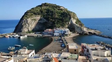 Serrara Fontana, Campania, İtalya - 13 Mayıs 2022: Via Sant 'Angelo' dan Sant 'Angelo köyüne bakış