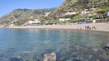 Serrara Fontana, Campania, İtalya - 15 Mayıs 2022: Kıyıdan Maronti plajına bakış