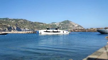 Serrara Fontana, Campania, İtalya - 13 Mayıs 2022: Sant 'Angelo limanına yanaşan yatlar