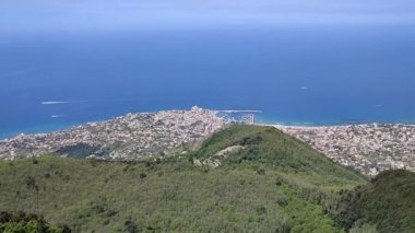 Serrara Fontana, Campania, İtalya - 15 Mayıs 2022: Epomeo Dağı 'nın tepesinden adanın genel görünümü