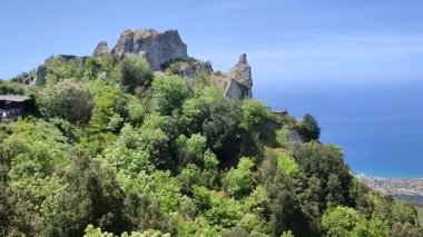 Serrara Fontana, Campania, İtalya - 15 Mayıs 2022: Epomeo Dağı 'ndaki La Grotta Restoranı' ndan sonra kurulan gözcüden genel bakış