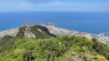 Serrara Fontana, Campania, İtalya - 15 Mayıs 2022: Epomeo Dağı 'ndaki La Grotta Restoranı' ndan sonra kurulan gözcüden genel bakış