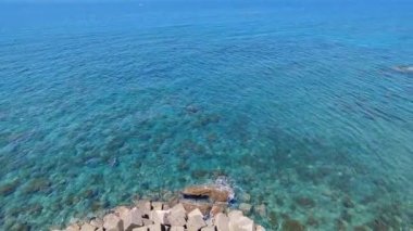 Forio, Campania, İtalya - 13 Mayıs 2022: Belvedere kilisesinin terasından Punta del Soccorso uçurumunun genel görünümü